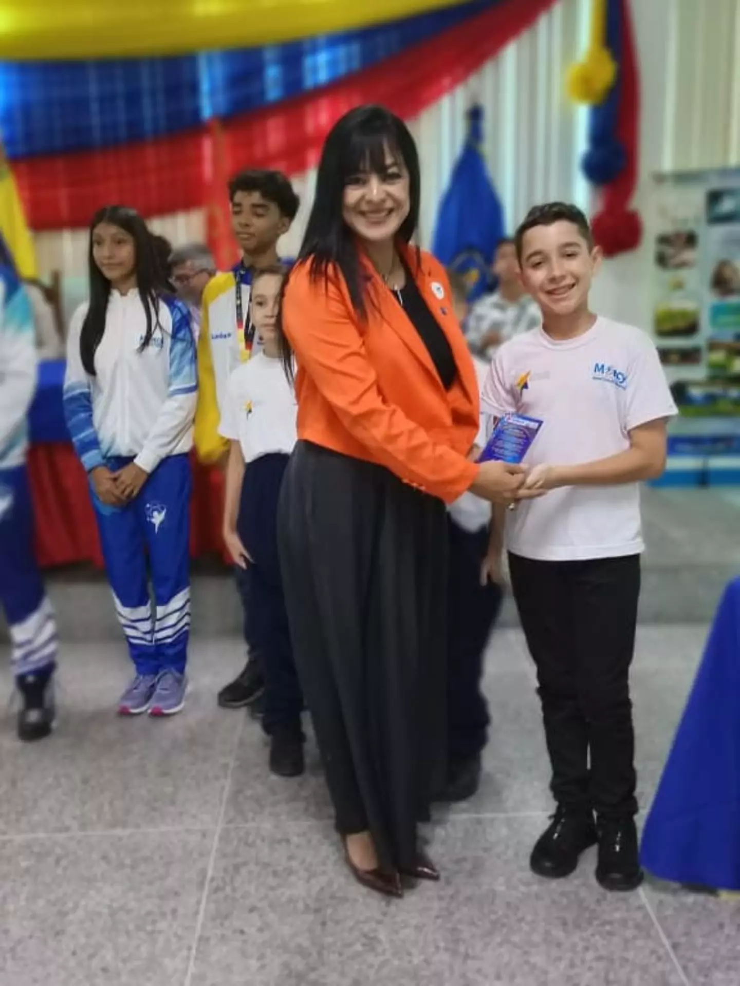 Reconocimiento Institucional: El Ministerio de Ciencia y Tecnología Condecora a la Licda. Florimar Ontivero por su Liderazgo en Fedeindustria Aragua